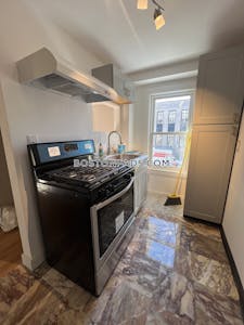 Quincy Spacious Townhouse-Style 3 Beds 2 Baths in Quincy Center  Quincy Center - $4,000